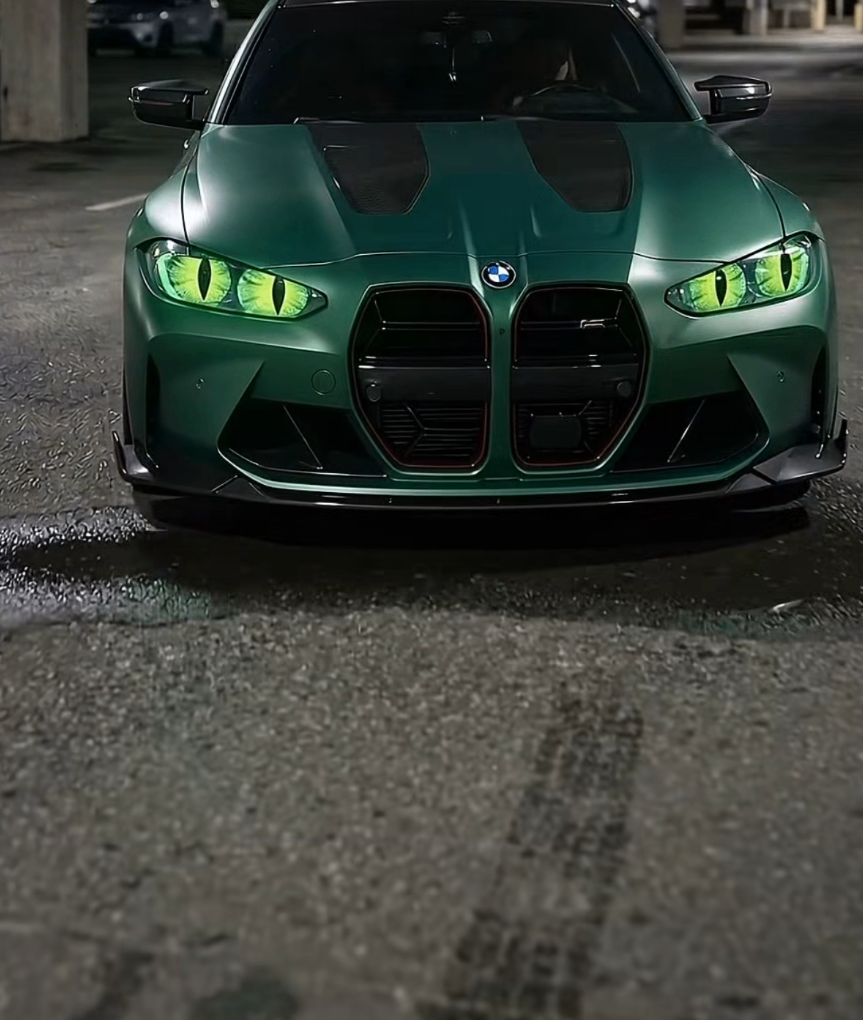 BMW أخضر بفوانيس على شكل عيون قط خضراء متوهجة